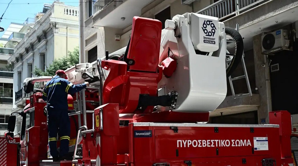 Φωτιά σε διαμέρισμα στην πλατεία Αττικής: Χωρίς τις αισθήσεις της απεγκλωβίστηκε ηλικιωμένη