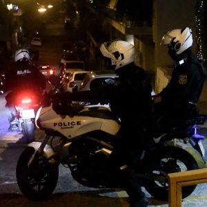 Γλυφάδα: Καρέ καρέ η ληστεία σε διαμέρισμα – Πέταξαν «άδειο» χρηματοκιβώτιο από μπαλκόνι 1ου ορόφου