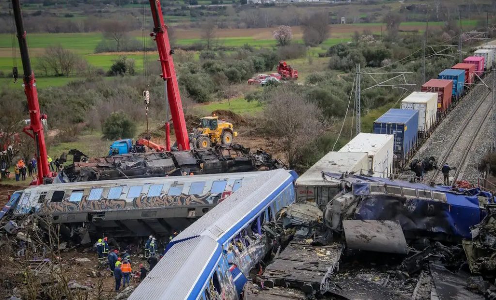 Τέμπη: Λείπουν δευτερόλεπτα από το βίντεο της εμπορικής αμαξοστοιχίας – Νέες αποκαλύψεις για την εθνική τραγωδία