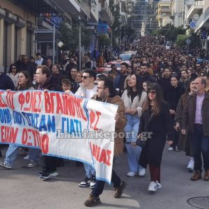 Λαμία: Πλημμύρισε από κόσμο για τα αδικοχαμένα θύματα στα Τέμπη - Eικόνες από την εντυπωσιακή συγκέντρωση και πορεία