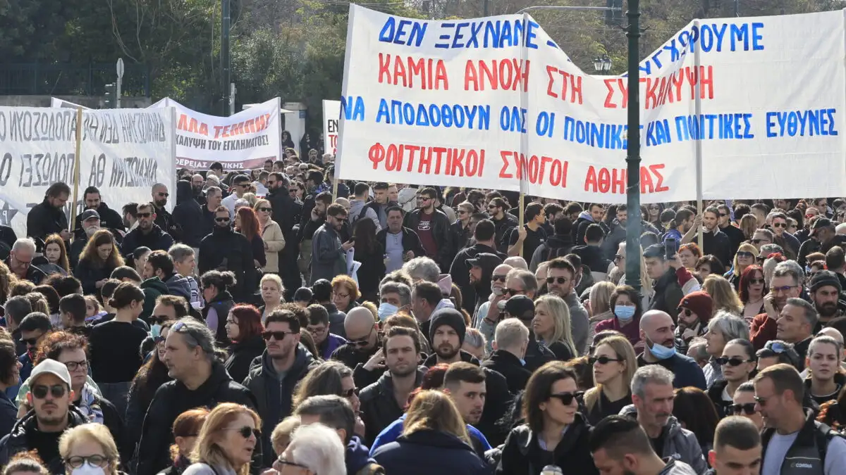 Τραγωδία των Τεμπών: Πλήθος κόσμου στις συγκεντρώσεις διαμαρτυρίας σε Σύνταγμα και Θεσσαλονίκη