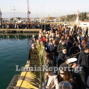 Γέμισε από κόσμο το λιμάνι της Στυλίδας για την κατάδυση του Τιμίου Σταυρού - Δείτε εικόνες