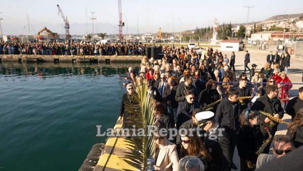 Γέμισε από κόσμο το λιμάνι της Στυλίδας για την κατάδυση του Τιμίου Σταυρού - Δείτε εικόνες