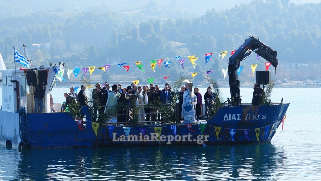 Με καλό καιρό και πλήθος κόσμου ο Αγιασμός των Υδάτων στον Άγιο Κωνσταντίνο Φθιώτιδας