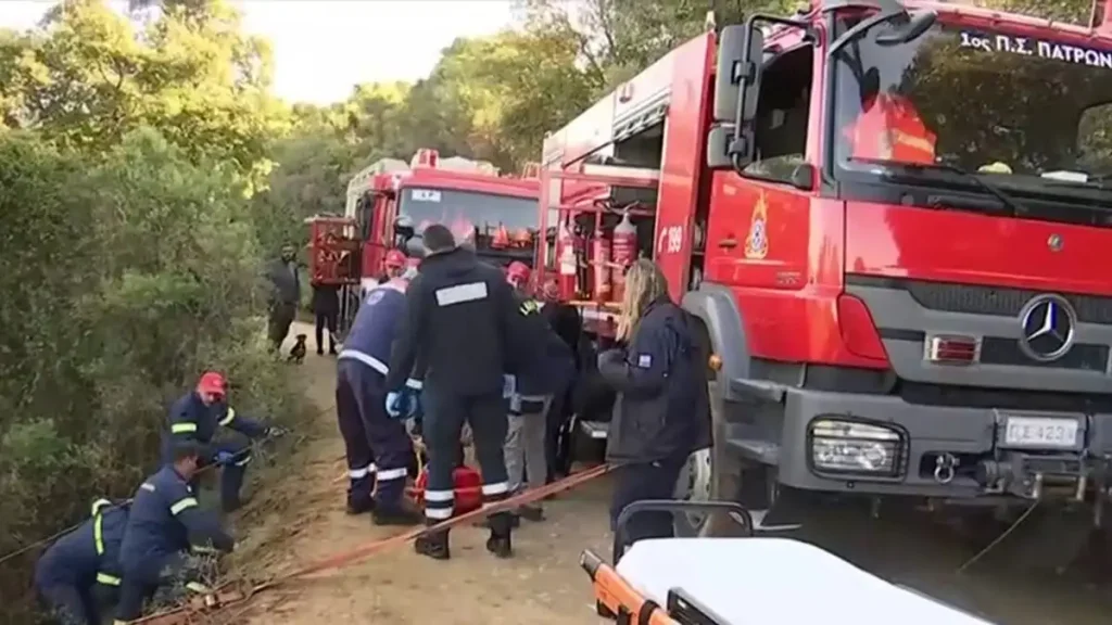 Πάτρα: Δύο τραυματίες από πτώση αυτοκινήτου σε χαράδρα – Μεγάλη επιχείρηση απεγκλωβισμού από την Πυροσβεστική