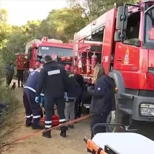 Πάτρα: Δύο τραυματίες από πτώση αυτοκινήτου σε χαράδρα – Μεγάλη επιχείρηση απεγκλωβισμού από την Πυροσβεστική