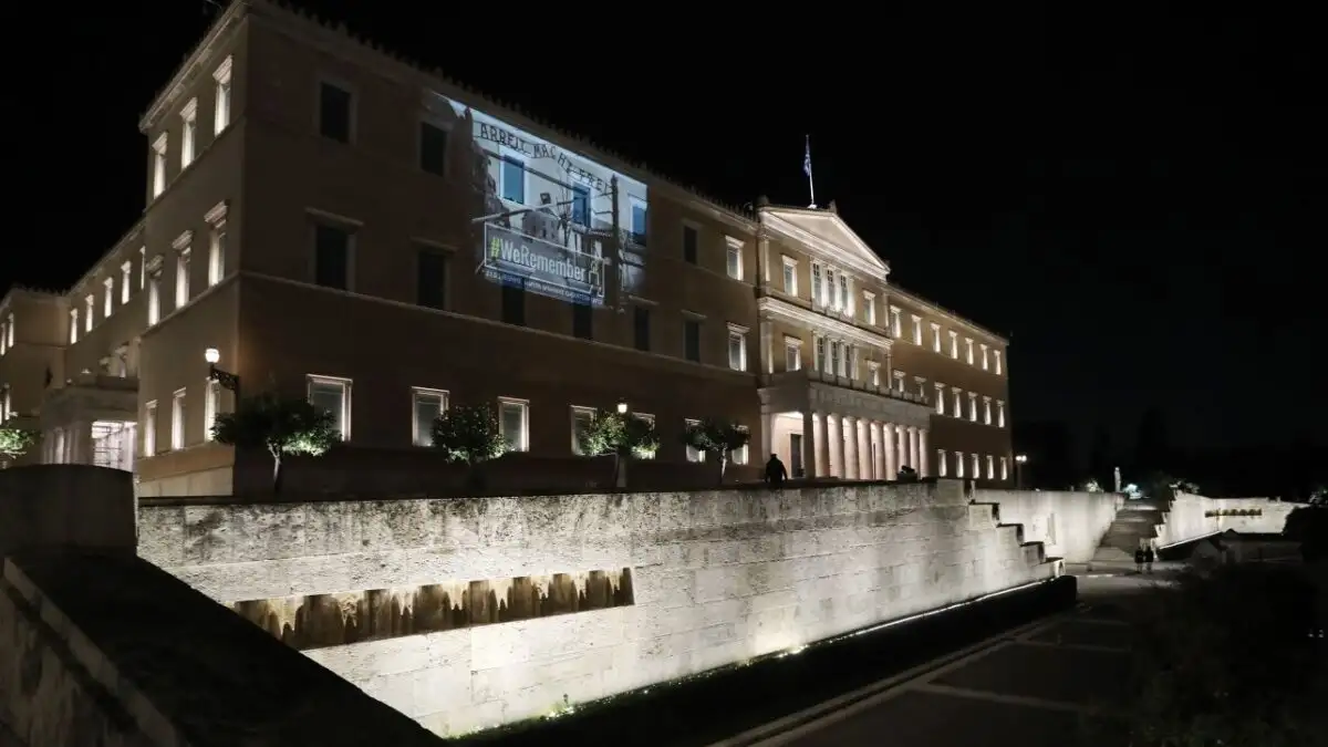 Φωταγωγήθηκε η Βουλή στη μνήμη του Ολοκαυτώματος