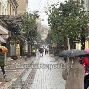 Λαμία: Έπεσε λίγο χιόνι και στο κέντρο της πόλης (ΒΙΝΤΕΟ-ΦΩΤΟ)