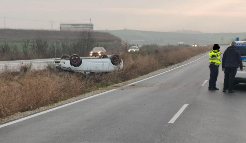 Αυτοκίνητο τούμπαρε έξω από τη Λάρισα (ΦΩΤΟ)