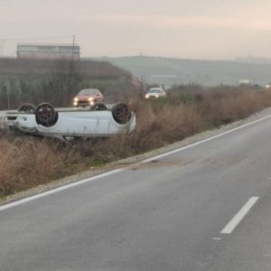 Αυτοκίνητο τούμπαρε έξω από τη Λάρισα (ΦΩΤΟ)