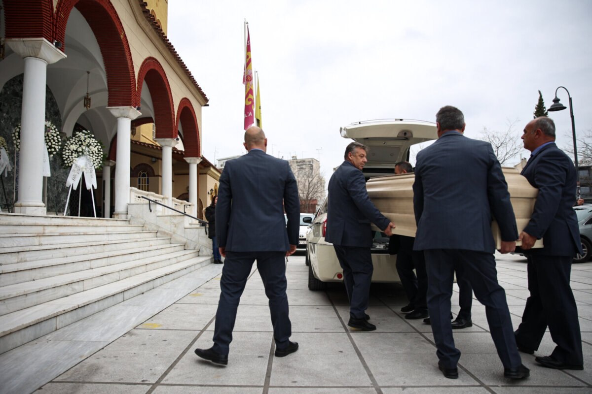 Σε κλίμα οδύνης η κηδεία του Βασίλη Καλογήρου - «Να έχετε ευλογία στη ζωή σας», είπε η μάνα του έξω από τον ναό