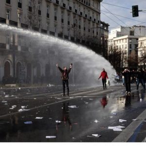 Νέα ένταση στο Σύνταγμα: Με ρίψεις νερού η αστυνομία διαλύει τους διαδηλωτές!