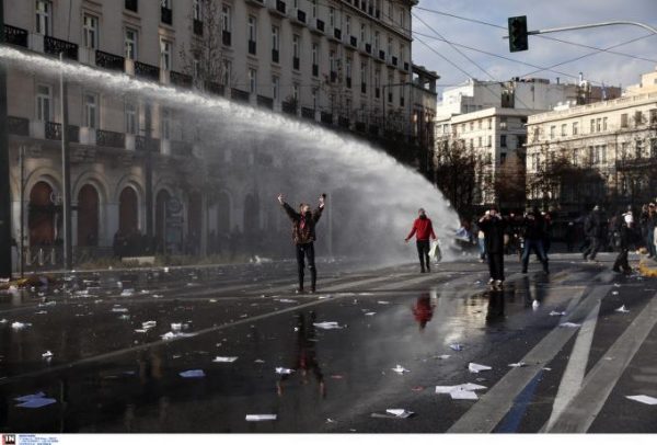 Νέα ένταση στο Σύνταγμα: Με ρίψεις νερού η αστυνομία διαλύει τους διαδηλωτές!