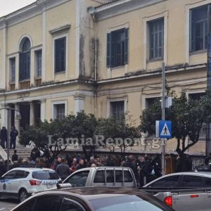 Για απόπειρα ανθρωποκτονίας κατηγορείται ο Ρομά που επιχείρησε να χτυπήσει με το αυτοκίνητο κατοίκους της Ανθήλης