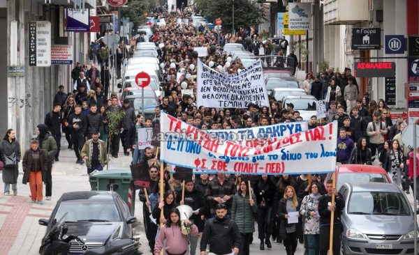 Λαμία: Φωτορεπορτάζ και βίντεο από τα όσα έγιναν στο συλλαλητήριο και στην πορεία για τα Τεμπη