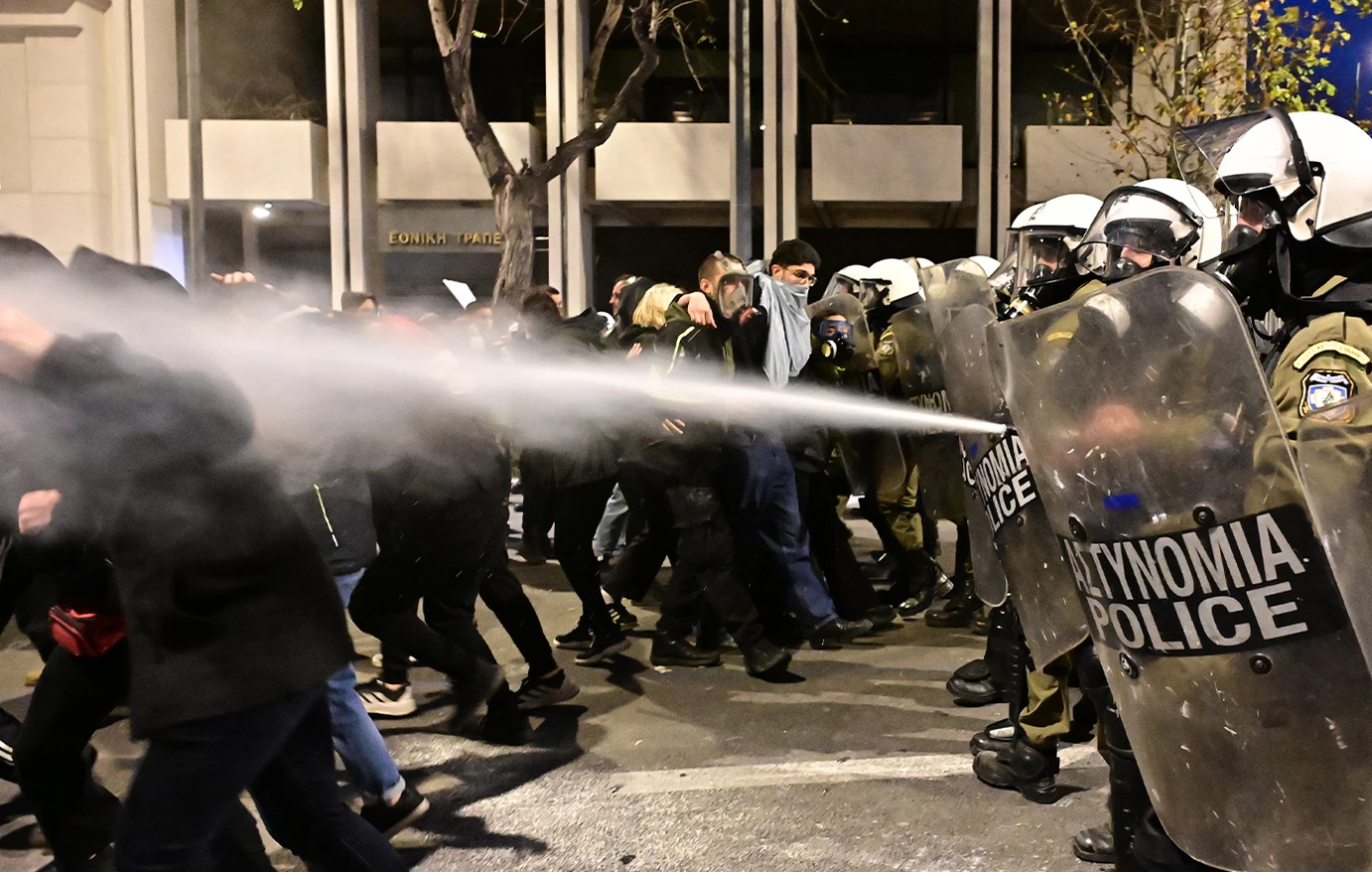 Τέμπη: Νέα επεισόδια στο Σύνταγμα – Τα ΜΑΤ απομάκρυναν τους διαδηλωτές