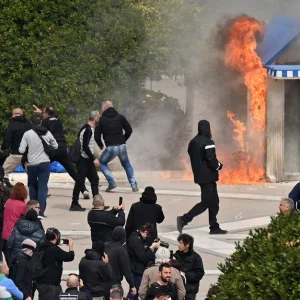 Έκαψαν το φυλάκιο των ευζώνων της προεδρικής φρουράς