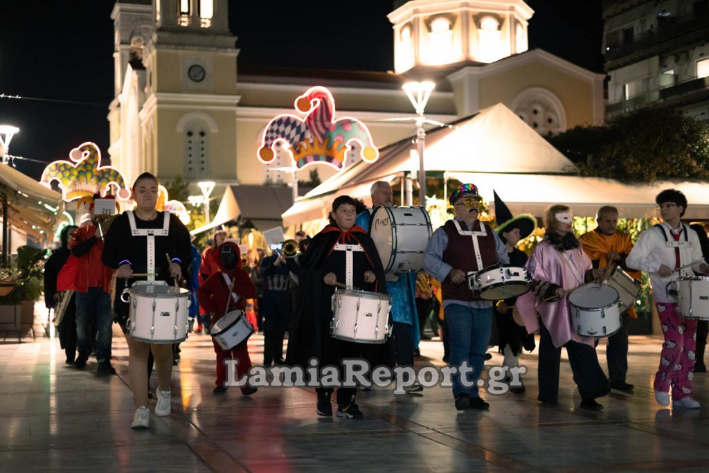 Λαμία: Η Δημοτική Φιλαρμονική διασκέδασε στα στενά της πόλης! (ΒΙΝΤΕΟ - ΦΩΤΟ)