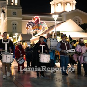 Λαμία: Η Δημοτική Φιλαρμονική διασκέδασε στα στενά της πόλης! (ΒΙΝΤΕΟ - ΦΩΤΟ)