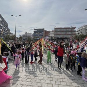 Λαμία: Τα παιδιά χόρεψαν το παραδοσιακό γαϊτανάκι και ζωντάνεψαν με παραμύθια την πλατεία Πάρκου (ΒΙΝΤΕΟ-ΦΩΤΟ)