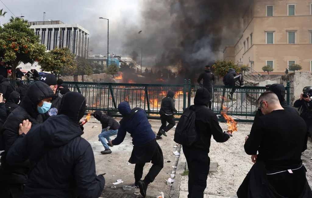 Επεισόδια στην Αθήνα: Πώς έδρασαν οι κουκουλοφόροι που προσπάθησαν να αμαυρώσουν τις συγκεντρώσεις για τα Τέμπη