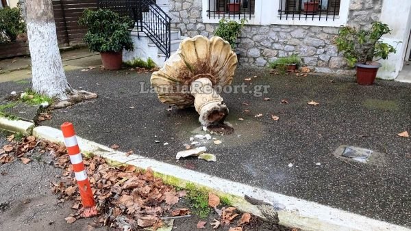 Ανθήλη: Έκανε «ράλλυ» στην πλατεία και τα πήρε όλα σβάρνα - Από τύχη δεν παρασύρθηκε πεζός (ΒΙΝΤΕΟ)