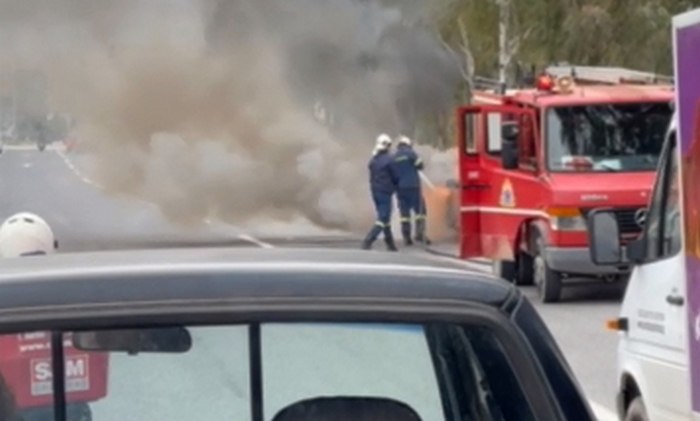 Αυτοκίνητο λαμπάδιασε εν κινήσει στην είσοδο του Βόλου (ΒΙΝΤΕΟ)