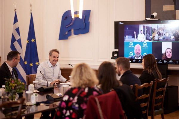 Η συνάντηση στο Μαξίμου με οικογένειες που πήραν κατοικία με το "Σπίτι μου" ή συμμετείχαν στο "Εξοκοινομώ-Ανακαινίζω"