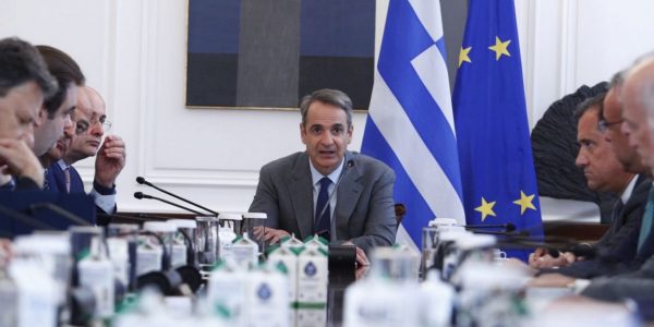 Βηματισμό αναζητεί η κυβέρνηση, εν μέσω αντιπαράθεσης για τα Τέμπη -Τι θα γίνει με τον ανασχηματισμό