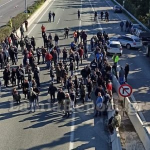 Κλειστή από αγρότες η εθνική οδός στο ύψος της Αταλάντης