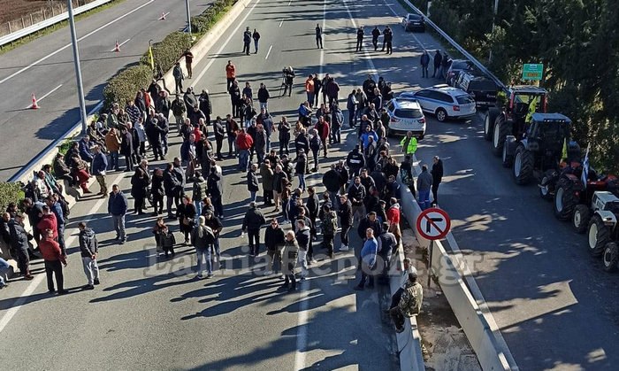 Κλειστή από αγρότες η εθνική οδός στο ύψος της Αταλάντης