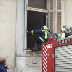 Λαμία: Άναψε φωτιά σε ακατοίκητο σπίτι και σήκωσε στο πόδι τους γείτονες (ΒΙΝΤΕΟ-ΦΩΤΟ)