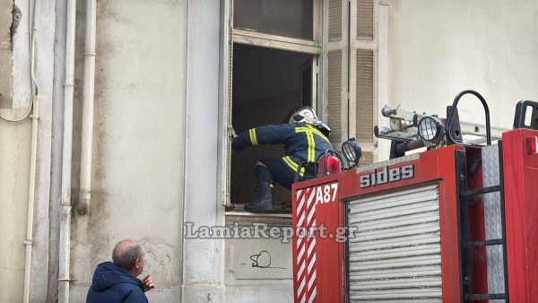 Λαμία: Άναψε φωτιά σε ακατοίκητο σπίτι και σήκωσε στο πόδι τους γείτονες (ΒΙΝΤΕΟ-ΦΩΤΟ)