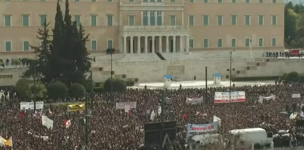 Τέμπη: Επεισόδια με μολότοφ και πέτρες στο συλλαλητήριο στο Σύνταγμα