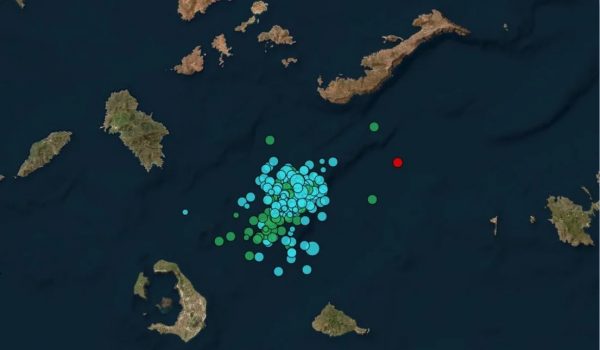 Μπαράζ σεισμών και τη νύχτα στη Σαντορίνη -Φεύγουν από το νησί όσοι μπορούν, ξεπουλάνε τα εισιτήρια