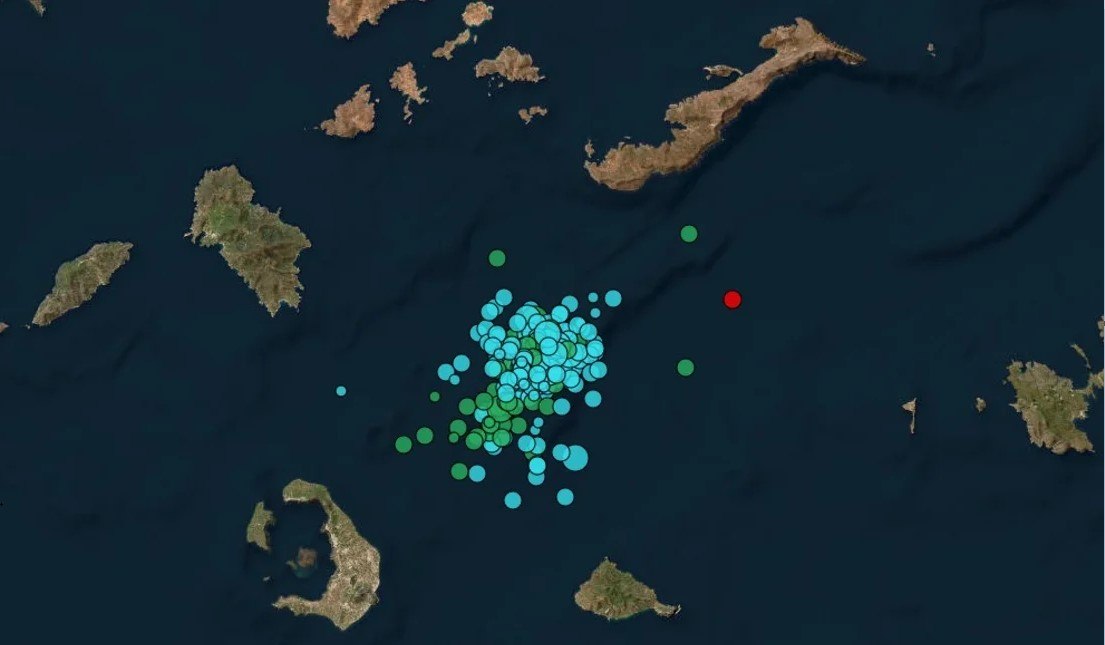 Μπαράζ σεισμών και τη νύχτα στη Σαντορίνη -Φεύγουν από το νησί όσοι μπορούν, ξεπουλάνε τα εισιτήρια