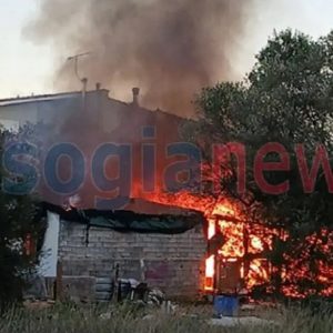 Φωτιά σε σπίτι στην Κερατέα – Έκρηξη από φιάλη υγραερίου