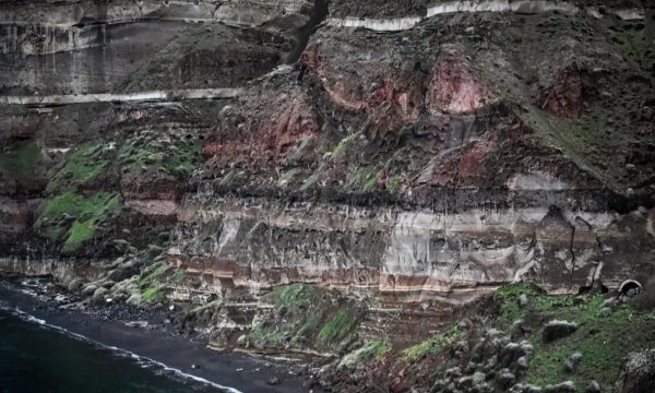 Σεισμοί στη Σαντορίνη: Μεγάλη κατολίσθηση στην Κόκκινη Παραλία – Τουρίστες έβγαζαν selfie στην άκρη του γκρεμού