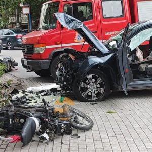 Νέο Ψυχικό: 88χρονη οδηγός προκάλεσε το τροχαίο δυστύχημα – «Το ΙΧ ήταν ανεξέλεγκτο, βγήκε στο αντίθετο ρεύμα και “καρφώθηκε” στην πλατεία»