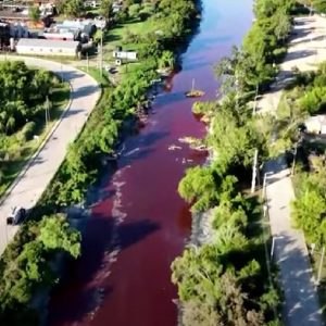 Το ποτάμι βάφτηκε κόκκινο στην Αργεντινή (Δείτε Βίντεο)