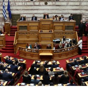 Βουλή: Έντονη αντιπαράθεση Χρ. Δήμα με Κυρ. Βελόπουλο για τραγωδία Τεμπών