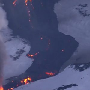 Εξερράγη το ηφαίστειο της Αίτνας: Λάβα και χιόνι έγιναν ένα σε μία «ζωγραφιά» της φύσης