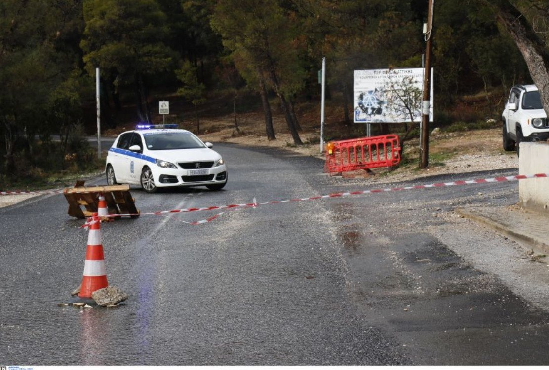 Κακοκαιρία Coral: Κλειστή η λεωφόρος Πάρνηθας από το ύψος του τελεφερίκ λόγω χιονιού