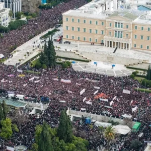 Επεισόδια στο Σύνταγμα: Δύο αστυνομικοί με εγκαύματα στο 401 – Στο νοσοκομείο 7 ακόμη τραυματίες