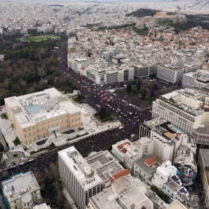 Από 200.000 έως 400.000 άνθρωποι πήγαν στην απεργιακή συγκέντρωση του Συντάγματος για τα Τέμπη – 7 ιστορικά «κλικ»