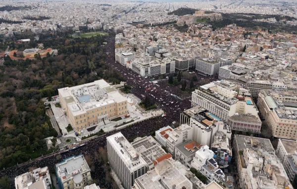 Σύμφωνα με εκτιμήσεις από 200.000 έως 400.000 άνθρωποι πήγαν στην απεργιακή συγκέντρωση του Συντάγματος για τα Τέμπη – 7 ιστορικά «κλικ»