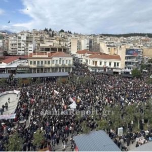 Λαμία: «Δεν έχω οξυγόνο» - Οι πρώτες εικόνες από την μεγαλειώδη συγκέντρωση στην πλατεία Πάρκου (συνεχής ανανέωση)