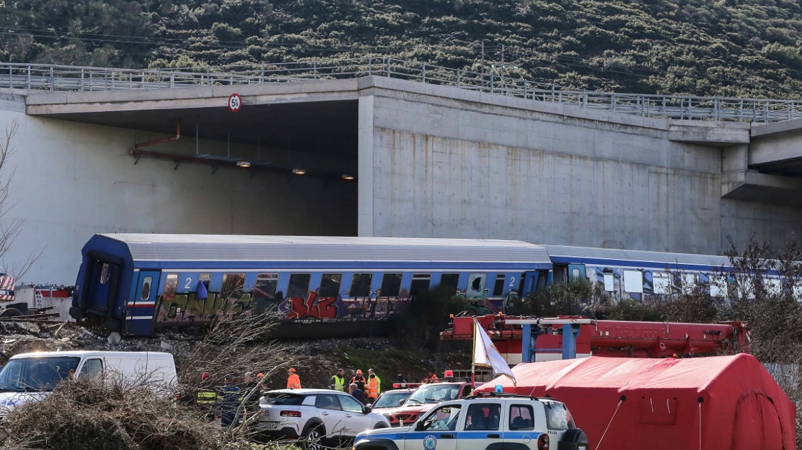 Τέμπη: Ηχητικό ντοκουμέντο με συνομιλία σταθμάρχη και ρυθμιστή – Δεν ήξερε καν αν πέρασε και άλλο τρένο