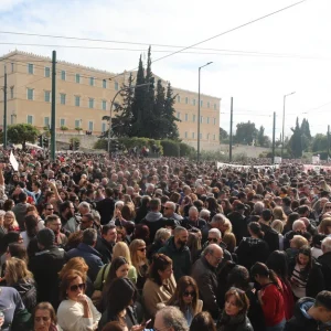 Πάνω από 300 συγκεντρώσεις σε όλη την Ελλάδα για τα 57 θύματα των Τεμπών: «Παραλύει» η χώρα – Πώς θα κινηθούν τα ΜΜΜ