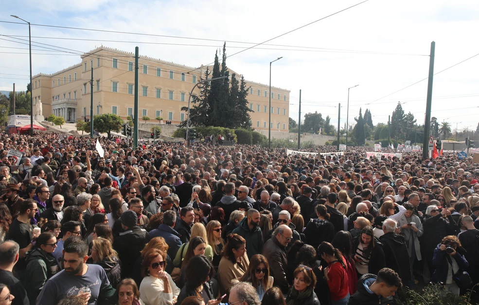 Πάνω από 300 συγκεντρώσεις σε όλη την Ελλάδα για τα 57 θύματα των Τεμπών: «Παραλύει» η χώρα – Πώς θα κινηθούν τα ΜΜΜ